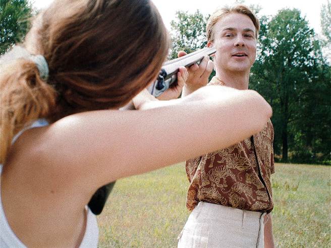 亞伯拉罕舒赫片中飲彈自殺的戲，獲美媒讚譽「讓人目不轉睛」。（海鵬提供）