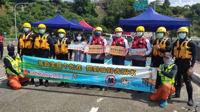 消防局今天在頭屋鄉獅豐橋下的老田寮溪流域辦理暑期保護青年少年「青春消暑．救安全」，加強水域救援演練。（李京昇攝）