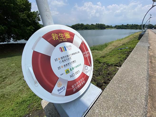 嘉义市兰潭增设民间社捐赠的救生圈箱。（廖素慧摄）
