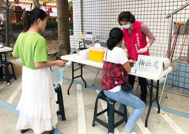 每年7月28日为世界肝炎日，卫生局陈南松说，符合资格的民眾可到县内13乡镇市卫生所，接受免费肝炎筛检抽血检查。（南投县政府提供）