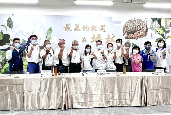 新北市長侯友宜今（28）日率領市府團隊，前往坪林市民活動中心與在地議員、坪林區區長、里長展開行動治理座談會議。（李奇叡攝）