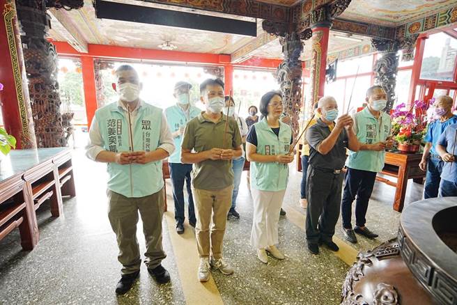 民眾黨桃園市長參選人賴香伶（中）今赴龍潭南天宮參拜，並表示將擇期前往桃園球場瞭解會勘。（賴香伶團隊提供／蔡明亘桃園傳真）