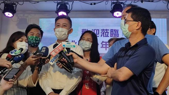 民进党桃园市长参选人林智坚对台大学伦会发出声明，澄清论文无抄袭。（赖佑维摄）