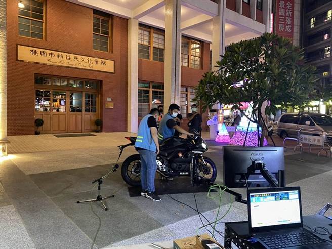 桃园市桃园警察分局与市府环境保护局及桃园监理站执行取缔噪音车勤务。（翻摄照片）