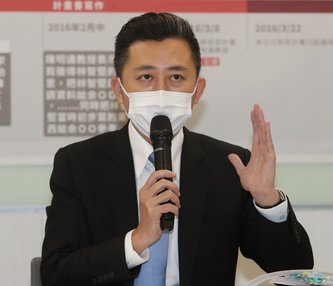 民进党桃园市长参选人林智坚（见图）24日开记者会，说明论文风波和新竹棒球场争议。（刘宗龙摄）
