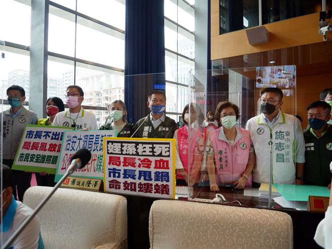 台中市议员萧隆泽（中）痛批台中治安败坏，导致他的侄孙、潭子滷味摊老板遭误杀枉死，没想到警察局长蔡苍柏竟又发言不当，冷血甩锅，令人悲痛气愤。（谢琼云摄）