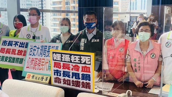 台中市议员萧隆泽（右三）痛批台中治安败坏，导致他的侄孙、潭子滷味摊老板遭误杀枉死，没想到警察局长蔡苍柏竟又发言不当，冷血甩锅，令人悲痛气愤。（谢琼云摄）