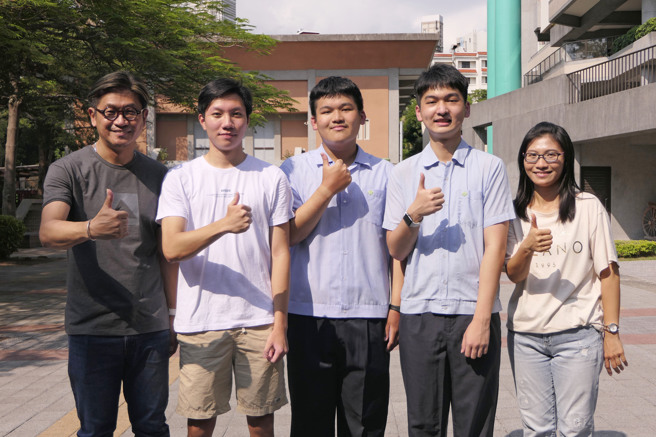 薇阁高中分科测验满分同学与师长合影。（照片/薇阁高中提供）