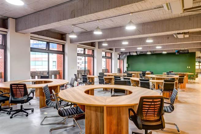 桃园青创指挥部位于青年局本部，招募不限主题的新创团队，只要服务与产品具创新性就能申请。（青年局提供／蔡明亘桃园传真）