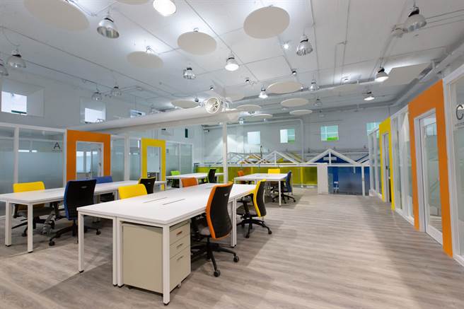 新明青创基地在中坜新明市场内，主要招募AI人工智慧、智慧机器人、5G与物联网等领域团队。（青年局提供／蔡明亘桃园传真）