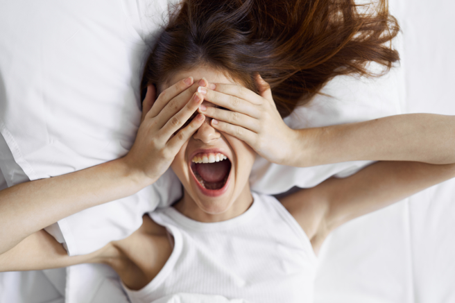 社區公告寫到「某住戶請注意，如果你有辦完事後，將保險套與衛生紙丟出窗外的癖好，本社區將不歡迎你」，目擊者笑說很有味道的電梯公告。（示意圖，達志影像/shutterstock）