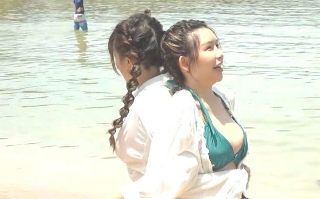 阿乐（右）跟熊霓互背拉筋。（民视提供）