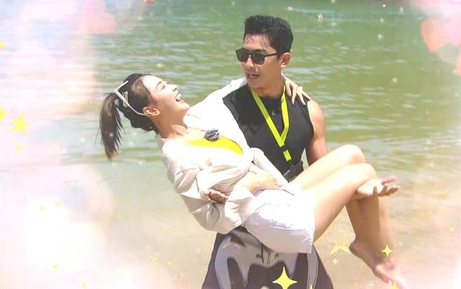 篮篮（左）跳到郑楠钟身上发出喘气声。（民视提供）