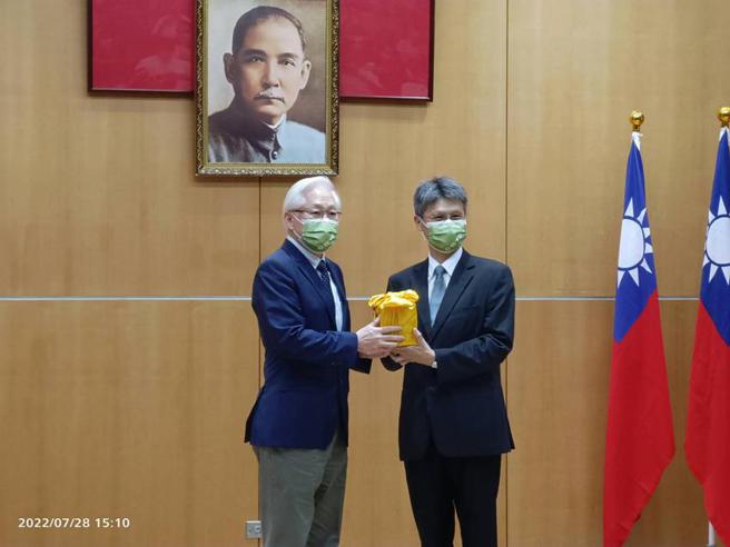 （國科會首任主委吳政忠(左)28日將印信交予首任國科會南科管理局長蘇振綱(右)。圖／南科管理局提供）