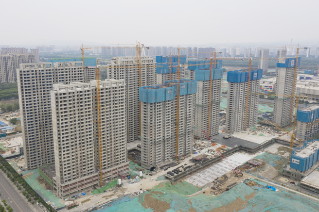 中国将为陷入停滞的房地产开发项目发放1兆元人民币的贷款，以帮助房地产开发商走出财务困境。（图／中新社）