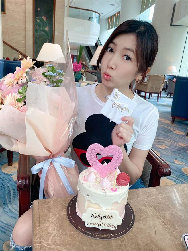 廖家仪开心过生日。（民视提供）