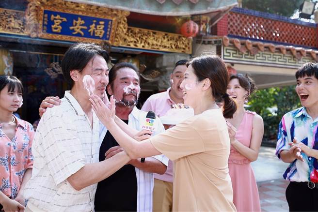 《市井豪门》为狮子座寿星们庆生，大家互抹奶油。（民视提供）