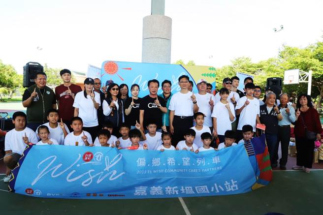 职篮T1联盟「Wish列车」到嘉义县新塭国小，县长翁章梁（第二排中）与小朋友欢迎。（嘉义县政府提供／廖素慧嘉县传真）