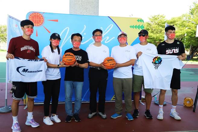 职篮T1联盟「Wish列车」到嘉义县致赠球衣，县长翁章梁（左三 ）代表接受。（嘉义县政府提供／廖素慧嘉县传真）