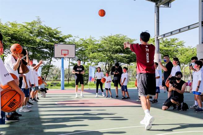 职篮T1联盟「Wish列车」到嘉义县新塭国小，指导小朋友的球技。（嘉义县政府提供／廖素慧嘉县传真）