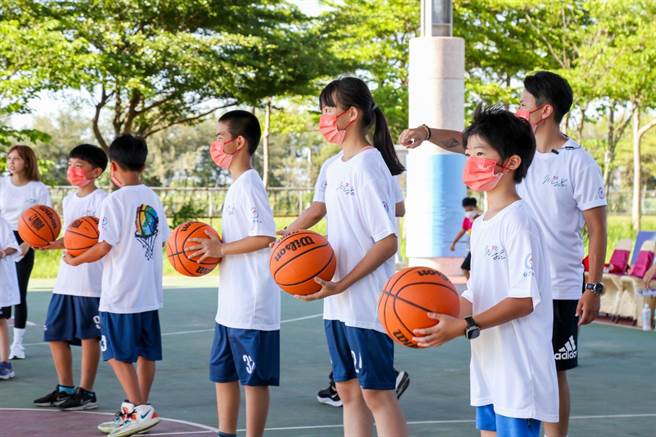 职篮T1联盟「Wish列车」到嘉义县新塭国小，小朋友认真学习球技。（嘉义县政府提供／廖素慧嘉县传真）