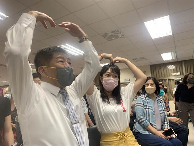 民进党台北市长陈时中（左）晚间出席北市议员参选人张文洁（右）所举办的地方见面会。（黄婉婷摄）