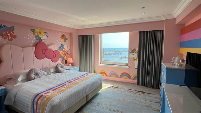 高雄老字號漢來飯店打造全台唯一整層樓的三麗鷗卡通主題房，圖為Hello Kitty房型。（柯宗緯攝）