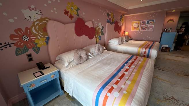 高雄老字號漢來飯店打造全台唯一整層樓的三麗鷗卡通主題房，圖為Hello Kitty房型。（柯宗緯攝）
