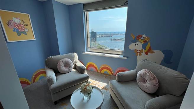 高雄老字號漢來飯店打造全台唯一整層樓的三麗鷗卡通主題房，港景盡收眼底。（柯宗緯攝）