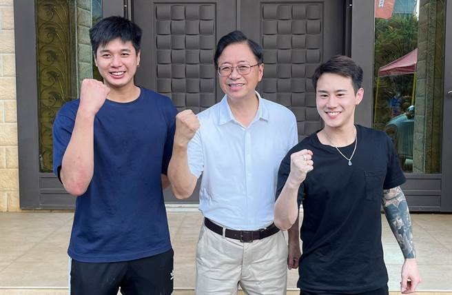 国民党桃园市长参选人张善政（中）今拜访桃园市羽球委员会，在现场和羽球国手卢敬尧（左）、杨博涵（右）相约下次交手。（张善政团队提供／蔡明亘桃园传真）