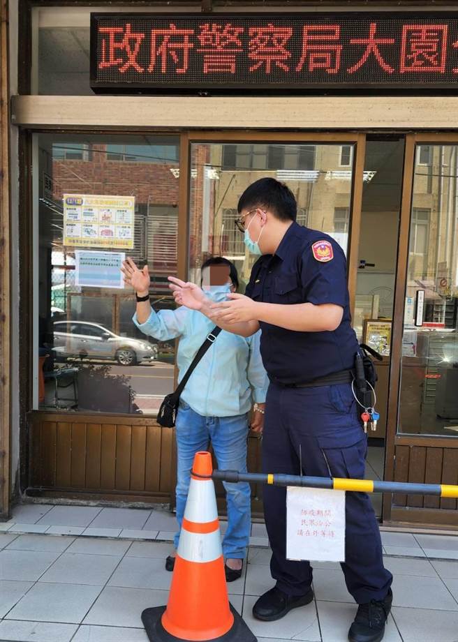 桃园市观音区一名妇人在高温炎热天气下迷路差点中暑，急奔派出所求助。（翻摄画面／蔡明亘桃园传真）