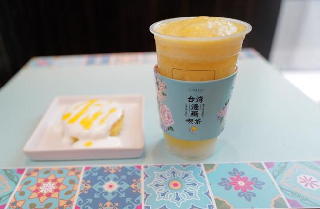 台湾茶饮店与文策院、东京的诚品生活日本桥合作举办台湾漫画吃茶活动，推出饮品「台湾茉莉花茶芒果冰沙with 椰果」及甜点「岩盐起司蛋糕 with 芒果淋酱」。（图/ 中央社）