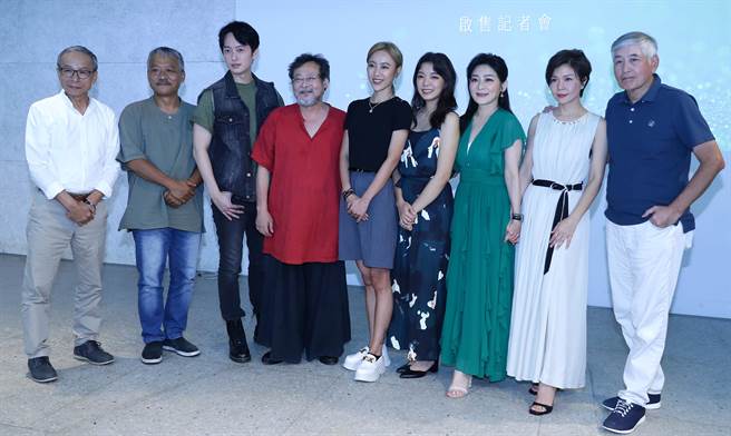 演员谢铭佑（左二起）、于浩威、陈明章、方宥心、林雨宣、王彩桦、于子育 ，左一为导演吴念真，右一为导演柯一正。（季志翔摄）