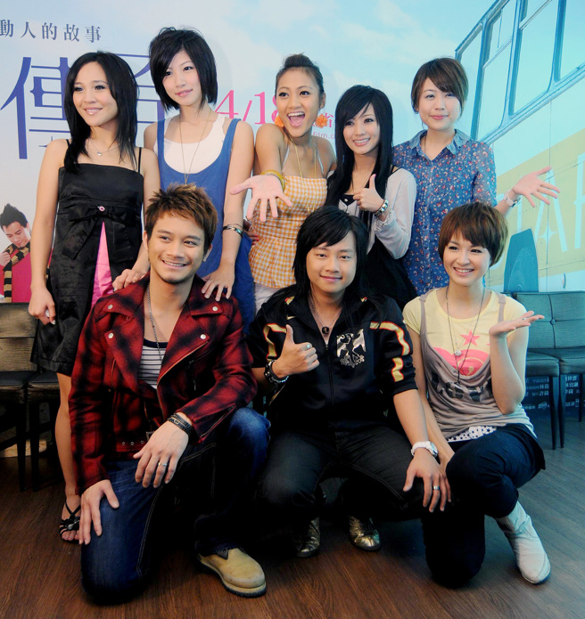 星光二班感情好，梁文音〈左顺时针起〉、李千娜、叶玮庭、黄美珍、林宜融、曾沛慈、赖铭伟与吴忠明。（图／中时资料照）