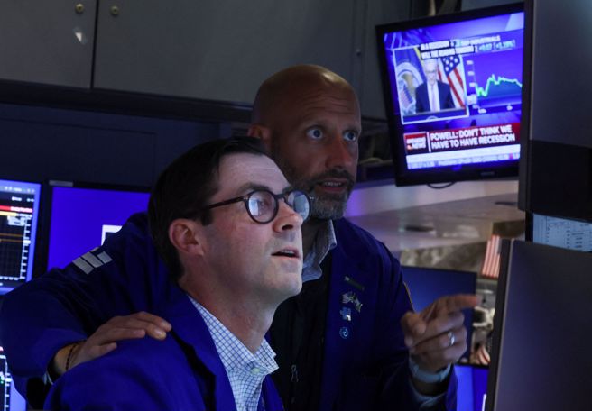 美国联准会公布利率决策前，民主党议员华伦警告激进的升息手段将使美国面临毁灭性衰退。（图／路透社）