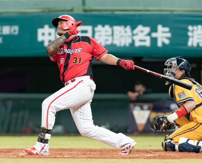 味全龍林智勝敲出生涯第294轟。（味全龍提供）