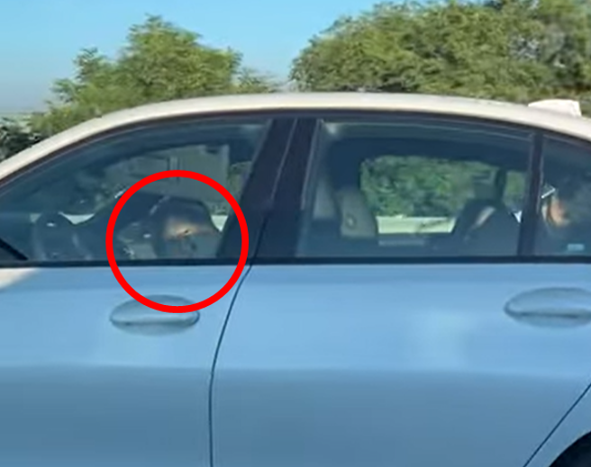 网友在国道上目击1辆宾士疑使用自驾模式，驾驶座男子及后座2人全部呼呼大睡，剩下副驾驶座男子悠哉地滑手机，影片曝光吓坏不少人。（翻摄自脸书「记者爆料网」）