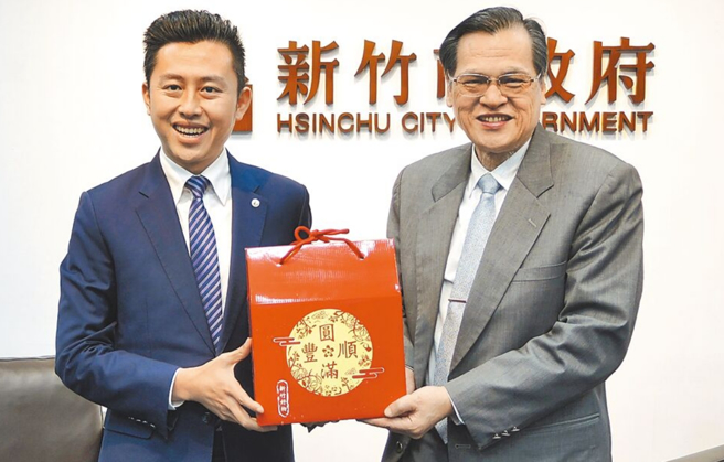 林智堅(左)論文門事件狂燒，其指導教授陳明通(右)更被質疑根本是抄襲「共同正犯」。(圖／本報資料照)