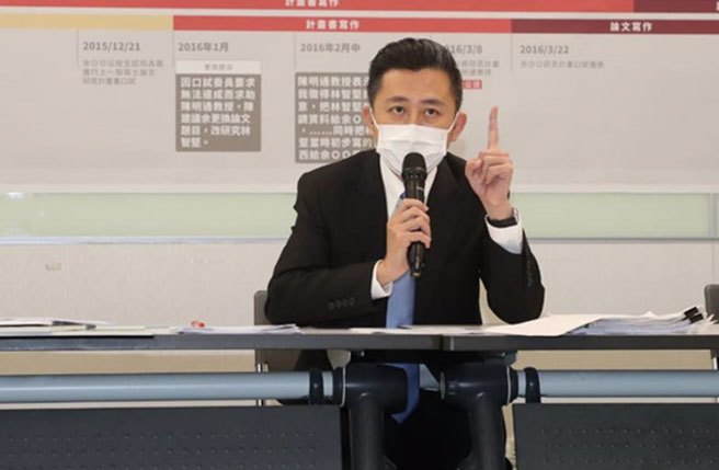 蔡英文今下午找林智坚(图)到总统官邸，林智坚向她报告论文状况跟进度。资料照片