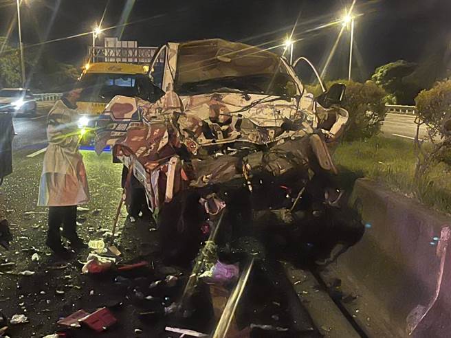 事故车辆严重扭曲变形。（翻摄照片／李京升苗栗传真）