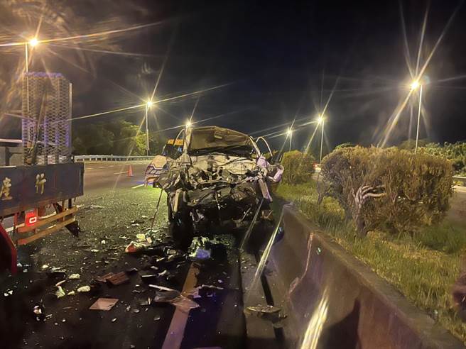 事故起因为2辆货车追撞，再碰撞到另辆油罐车。（翻摄照片／李京升苗栗传真）