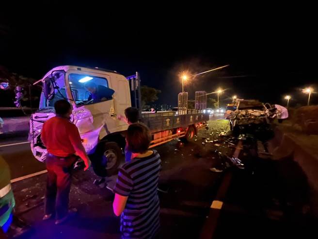 遭追撞的货车驾驶一度受困。（翻摄照片／李京升苗栗传真）