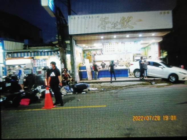 白色小客车车尾衝进饮料店中，波及5辆机车。（翻摄照片／高雄洪靖宜传真）