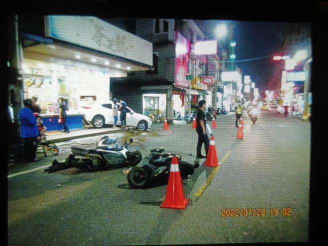 白色小客车车尾衝进饮料店中，波及5辆机车。（翻摄照片／高雄洪靖宜传真）