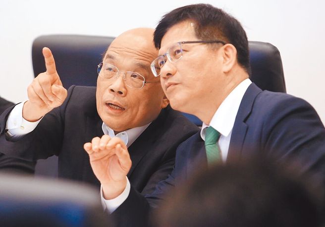 林佳龙(右)认为，苏贞昌(左)将培养出的干部、经验倾囊相授，让他有如「站在巨人的肩膀上」。（本报资料照片）