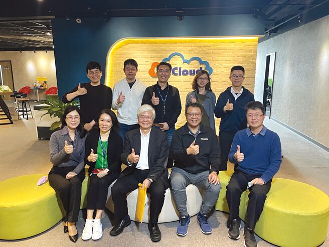 伊雲谷與台灣循環經濟與創新轉型協會攜手合作，助企業減碳；圖為循創協會秘書長李芸英（前排左起）、伊雲谷雲端事業單位總經理林儀、循創協會理事長鄒倫、伊雲谷執行長蔡佳宏、台大環工所教授馬鴻文。圖／伊雲谷提供