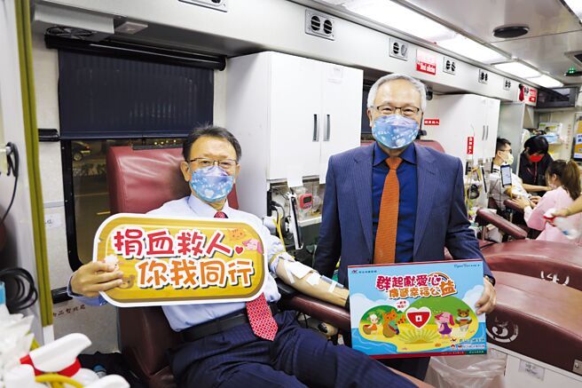 群益金融集團「群起獻愛心．傳遞幸福公益」捐血活動開跑，董事長王濬智（右）及總經理賈中道（左）挽袖捐血助人。圖／群益金融集團提供