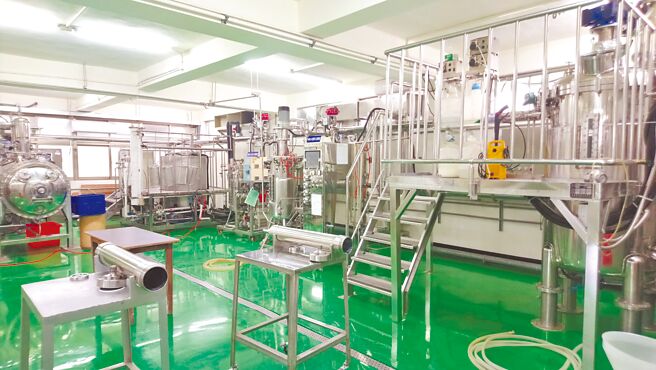 南臺科大生技中心固態與液態噸級發酵製程試量產線。圖／南臺科大提供