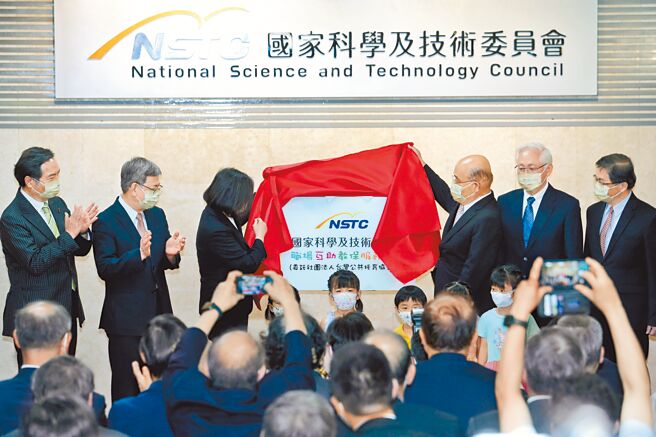 科技部改制為「國家科學及技術委員會」（國科會），首任主委由原科技部長吳政忠（右二）以行政院政委身分兼任，蔡英文總統（左三）、前副總統陳建仁（左二）、行政院長蘇貞昌（右三）等人27日一同為國科會及附設的職場互助教保服務中心揭牌。（黃世麒攝）