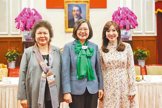 民进党台北市党部执行长赵心瑜（右）曾因侄子赵介佑贩毒案黯然去职，但在英系抢回市党部主导权后，再度强势回锅，让地方多有龃龉。（摘自赵心瑜脸书）